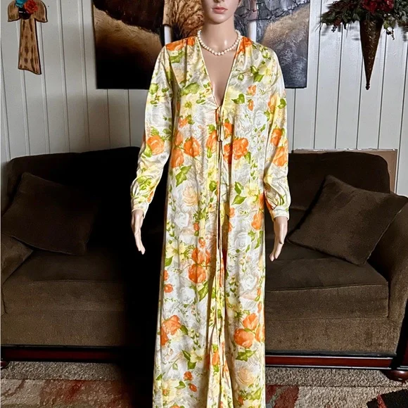 Virginia Wallace • Vintage • Medium • Yellow/Orange/Brown • Floral • Nightgown